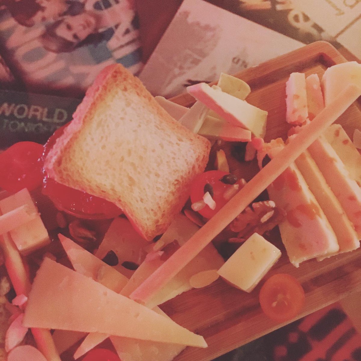 GranadaTeComo's tweet photo. ¿Buscas un lugar donde escuchar buena música y comer rico? 

Hoy probamos en La Tarambana: Quesos Eric Clapton, una tabla de degustación acompañada de pan de pueblo y mermelada de frambues y el Lomo bajo vaca txogitxu acompañados con patatas, delicioso

📍P Santa Ana 1, Atarfe https://t.co/AdackEJETw