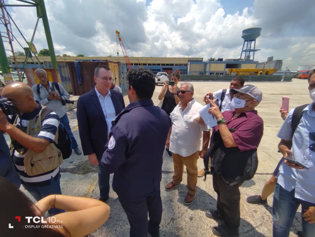 Acompañado del Embajador del Reino de Bélgica Excelentísimo señor Jean-Jaques Bastien recibimos en el puerto de la Habana el cargamento solidario de Bruselas Capital de 29 ómnibus que fueron donados a La Habana por esa ciudad belga.
Gesto solidario que nos acerca
#VamosConTodo