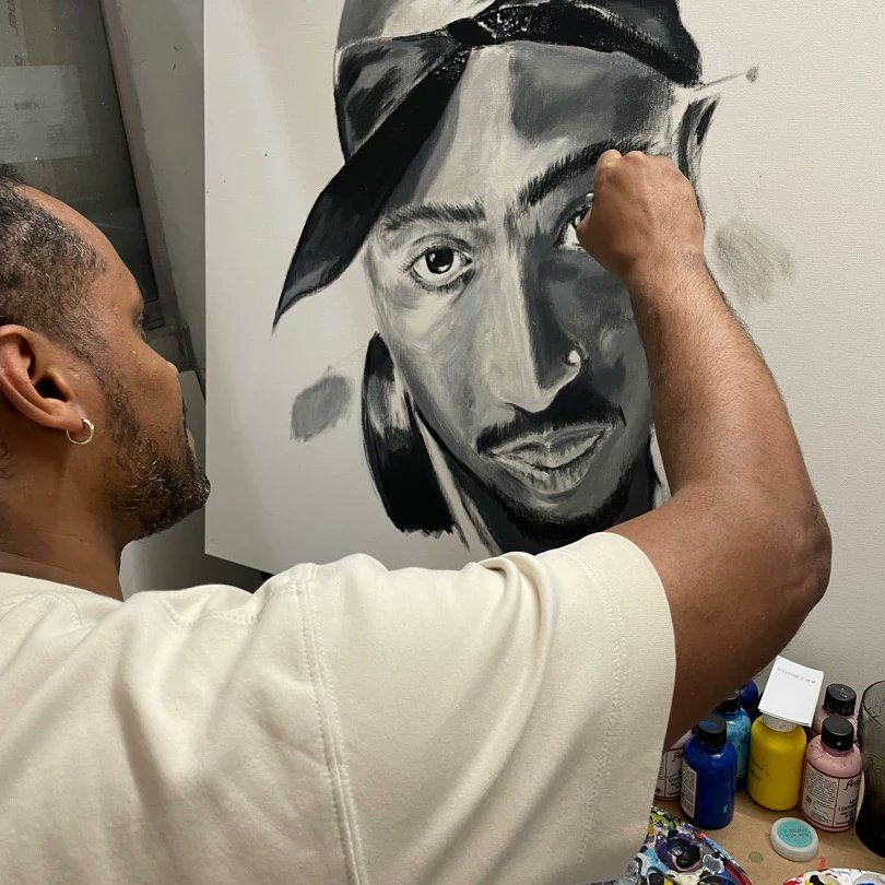 "MAKAVELI" 
technique : 
huile, acrylique 
dimension: 
1m x 1m 

Ce tableau de #Tupac représente à travers l’icône son vécu et son attitude. Il vient asseoir le coté urbain. Au delà de sa #musique sa personnalité transcende et à marqué plusieurs générations
#artwhos #exposition