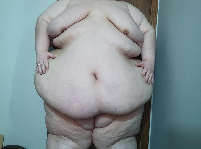 Come check out my account and see the fresh content 💚 OF sale now active ✨️ Also a big library of my