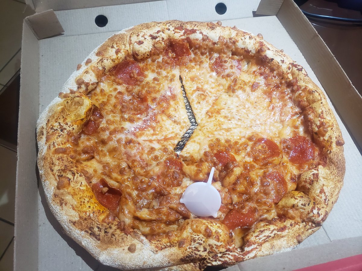 Henryx's tweet photo. @TelepizzaChile Decepcionante su servicio. La hicieron tan rápida y desordenada que ni retiraron la bandeja metálica. Esto va más allá del servicio de delivery de @RappiChile https://t.co/TmF8VtD6Cx