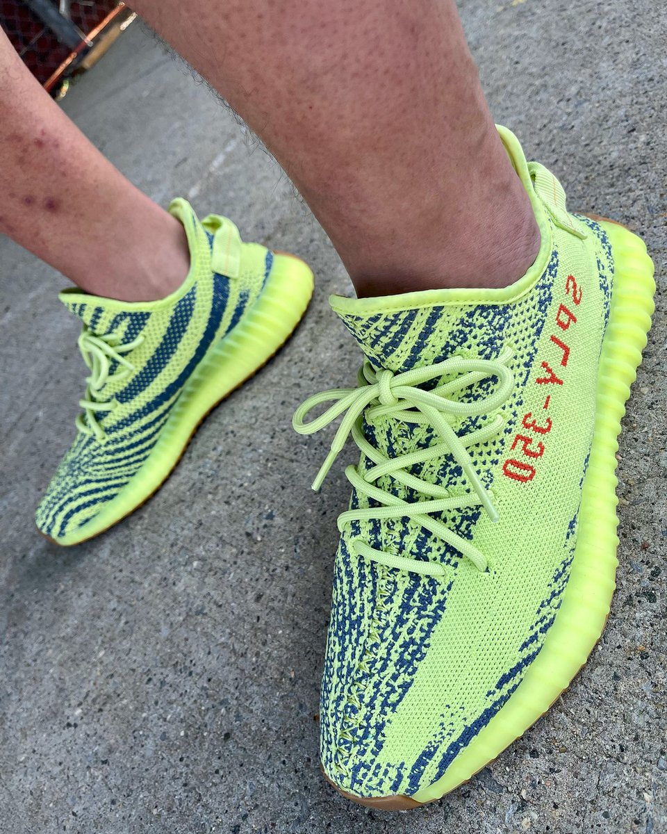 CHINNIE1380's tweet photo. Always a fun pair to wear
😎🎾🪀🥎🔋💚
•
•
•
#Adidas #Yeezy #Boost350 #AdidasYeezyBoost #YeezyBoost #YeezyBoost350V2 #SemiFrozenYellow #KanYeezy #WearYourKicks #YourSneakersAreDope #KOTD #KickGameProper #ChinnieGotKicks #ChinnieKnows #Humble #SuckerFre #Brooklyn #LoveIsLove https://t.co/B4yhsgcwVD