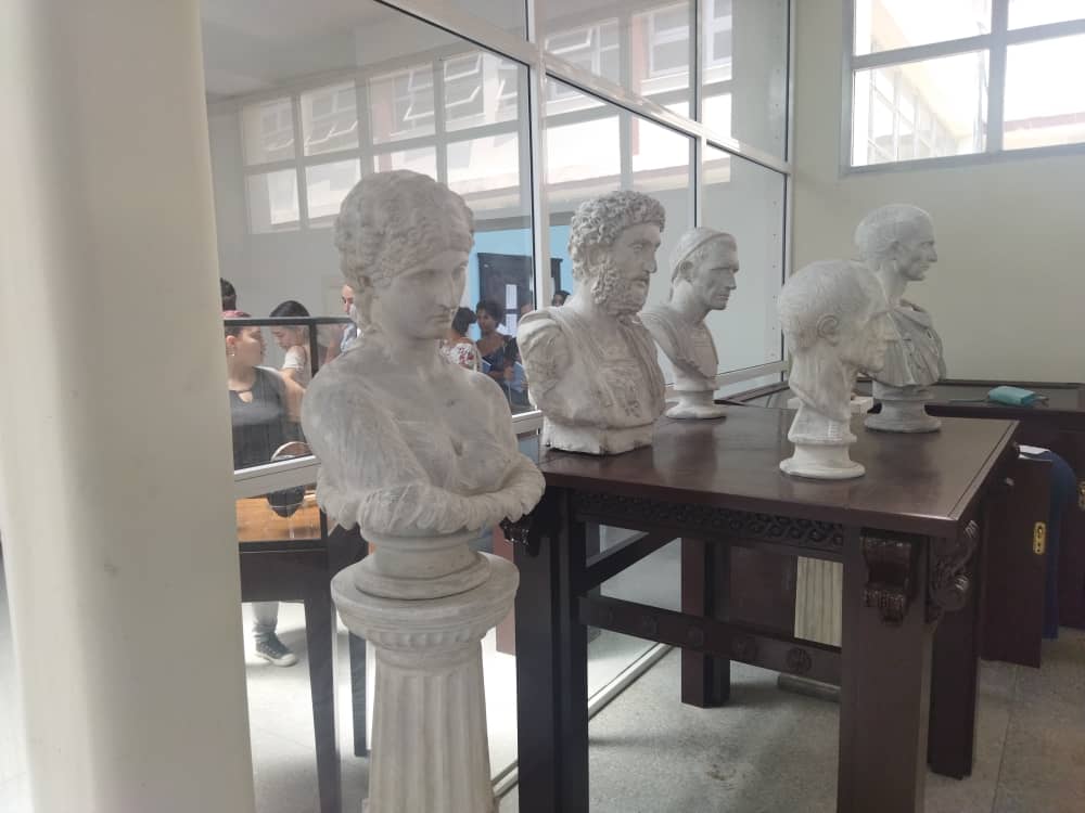UdeLaHabana's tweet photo. Estas obras han sido donadas por la República Helénica en ocasión de celebrarse el centenario del museo. 
.
.
.
.
.
#SomosUH #OrgulloUH #295UH #SomosFAyL #FAYL #Me_siento_Fayl #Museo  #UniversidadCubana #Cuba #QS #QSWUR #University #HigherEducation #UniversityLife https://t.co/gfpk53axng
