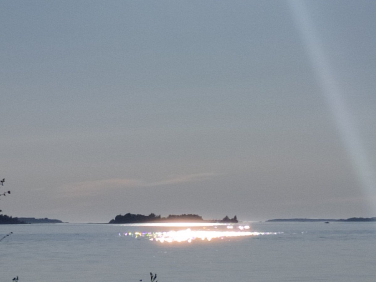 MariaMEklof's tweet image. Sinä olet
kimmellys illan aurinkosillan,
keinuvan heinän tuoksu,
pihapihlajan linnunlaulu,
rakkaus askelissa,
poissa ja meissä.
Rakastit, tiedän
ja rakastan
yli viimeisen kaipauksen, aina.