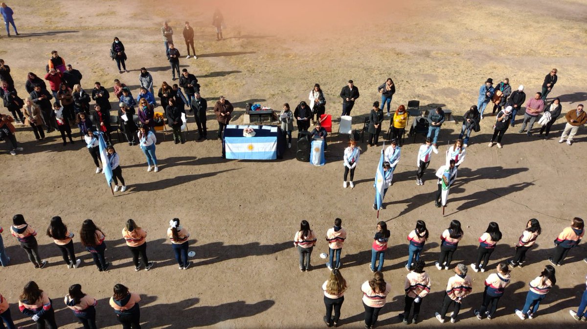 CasaReplica's tweet photo. 🇦🇷Imágenes de la reafirmación de la promesa a la Bandera de 6to año de la escuela N.º 40 Héroes de Malvinas de la ciudad de La Punta.

¡Gracias por compartir este momento emotivo junto a nosotros!

#CabildoenSanLuis #ViviSanLuis #SanLuisNosUne #RespiraSanLuis https://t.co/W60a0gXwJT