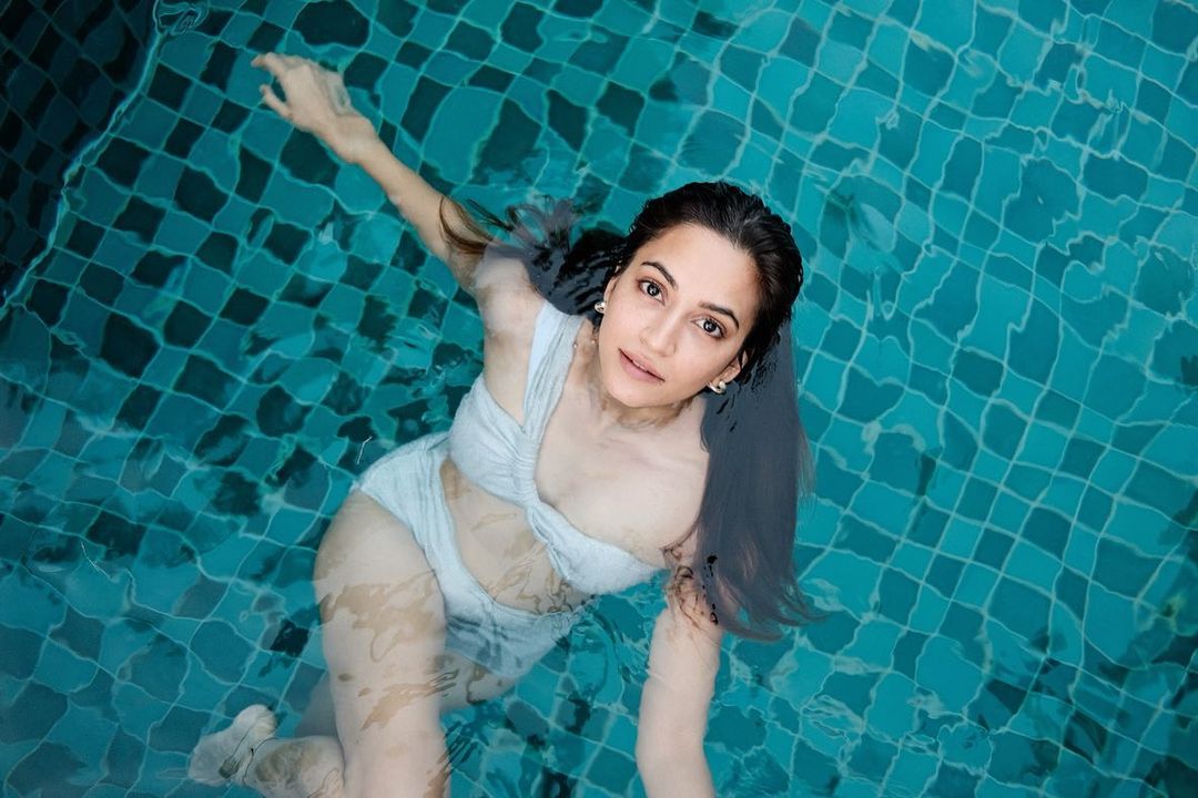 Kriti Kharbanda Slays in a Monokini As she enjoys in pool 