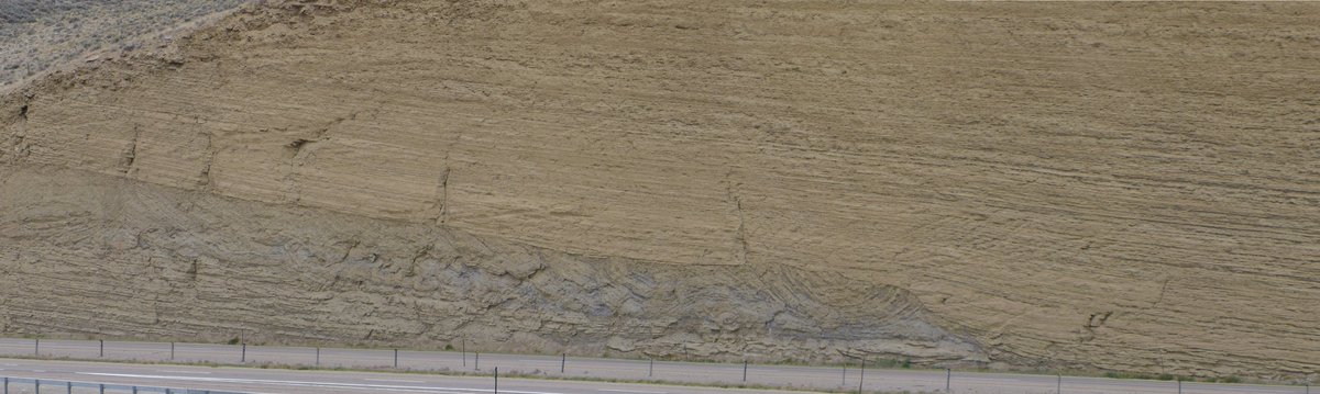 WyGeoSurvey's tweet photo. Road cut showing sandy zone and extensive soft sediment deformation in the Upper #Cretaceous Blair Formation in southwest #Wyoming. #geology #roadcut https://t.co/1bN1ZsStgT