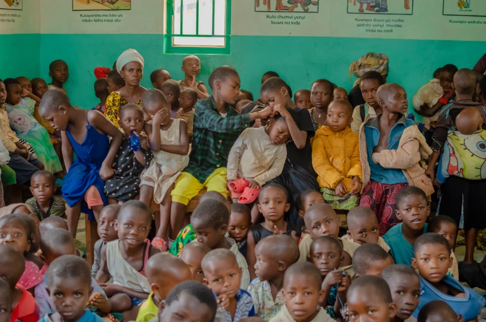 JOURNÉE DE L'ENFANT AFRICAIN
le club universitaire ANU-ISDR a célébré la journée de l'enfant Africain avec les enfants malnutris du centre d'éducation thérapeutique et nutritionnel KESHO CONGO où ils ont partagé avec ces derniers.<a href="/RoghasWankenge/">ROGHAS WANKENGE</a>,<a href="/PLukwebo/">Modeste Bahati Lukwebo</a> ,<a href="/MaimonaNdofuso/">Fondation Maimona Ndofuso</a>