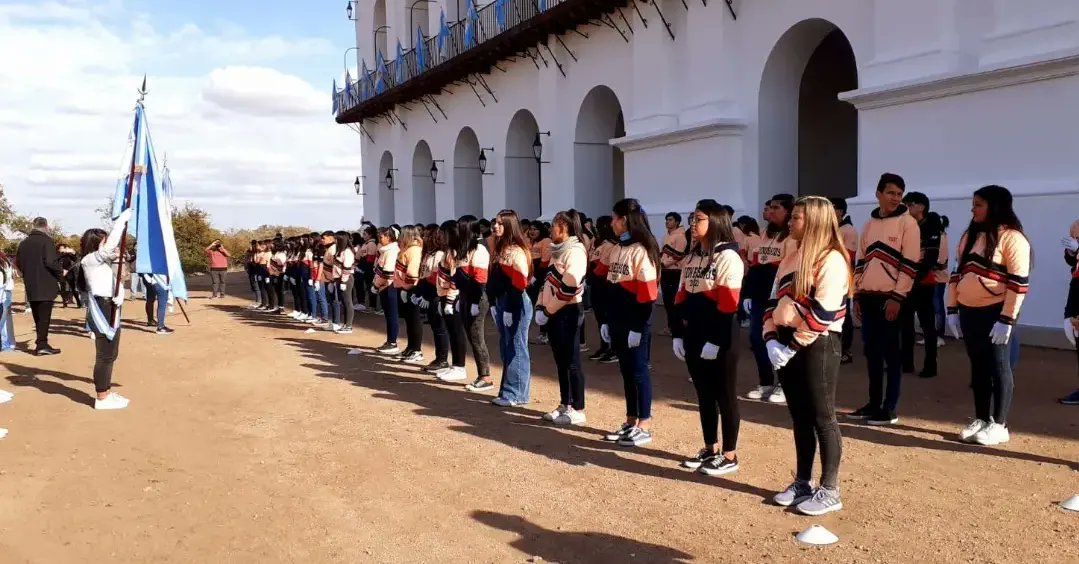 CasaReplica's tweet photo. 🇦🇷Imágenes de la reafirmación de la promesa a la Bandera de 6to año de la escuela N.º 40 Héroes de Malvinas de la ciudad de La Punta.

¡Gracias por compartir este momento emotivo junto a nosotros!

#CabildoenSanLuis #ViviSanLuis #SanLuisNosUne #RespiraSanLuis https://t.co/LwirifXVFi
