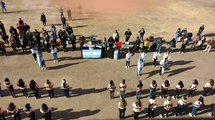 CasaReplica's tweet photo. 🇦🇷Imágenes de la reafirmación de la promesa a la Bandera de 6to año de la escuela N.º 40 Héroes de Malvinas de la ciudad de La Punta.

¡Gracias por compartir este momento emotivo junto a nosotros!

#CabildoenSanLuis #ViviSanLuis #SanLuisNosUne #RespiraSanLuis https://t.co/LwirifXVFi