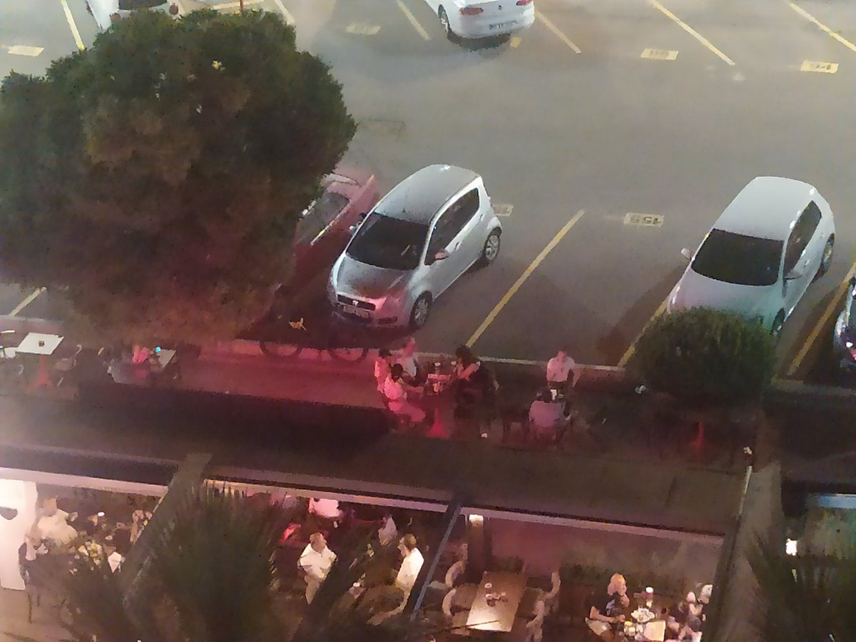 Dünde aynı yere ait fotoğraf atmıştım ve benden adres bilgisi istemistiniz.Sanirim arkadaşlar adresi gene bulamadılar.Koskoca belediye 6-7 mekan daha çok para kazansın diye bizim sokakta yürüyememize neden göz yumuyor?  <a href="/izmirhim/">İzmir HİM</a> <a href="/izmirbld/">İzmir Büyükşehir Belediyesi</a>  <a href="/KonakBel/">Konak Belediyesi</a>