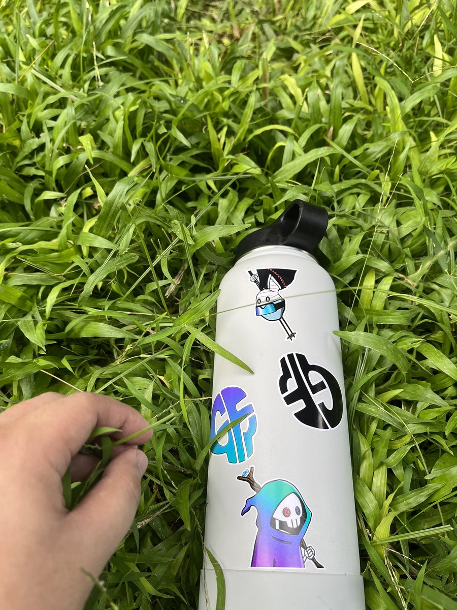 ZeoNFT's tweet photo. So me and my gf (both irl and nft 😂) went out and touch grass today! Also say hi to my bunny who's also coincidentally named gojo @elichuz 

Peep the @GhostfaceNFT stickers 👻 
#GhostfaceWeek Day 5! https://t.co/HPBip63i8u