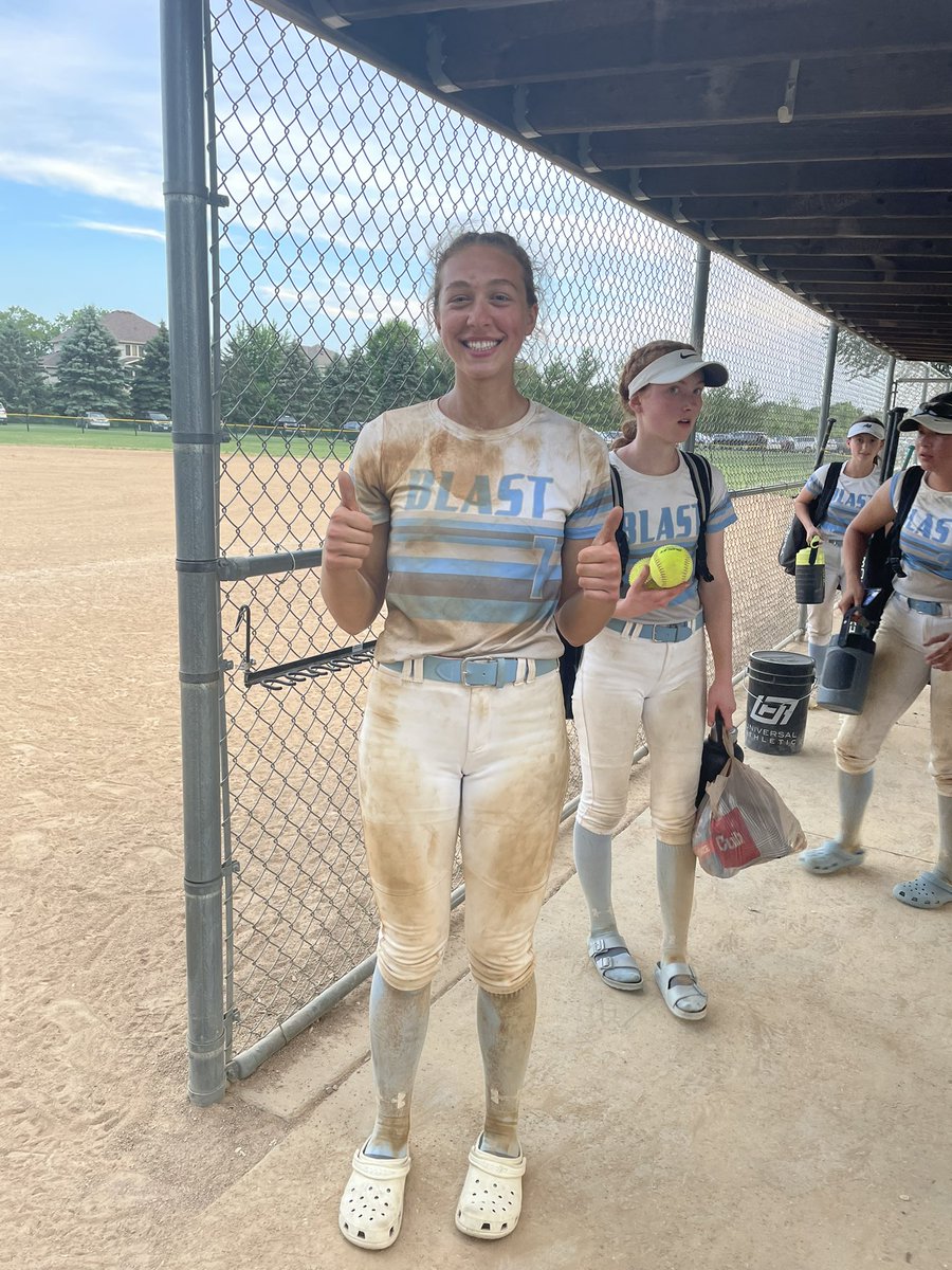 What a day for the 16s! A mistletoe kiss and Rose wins dirtiest player! Now time for a shower🧽🚿