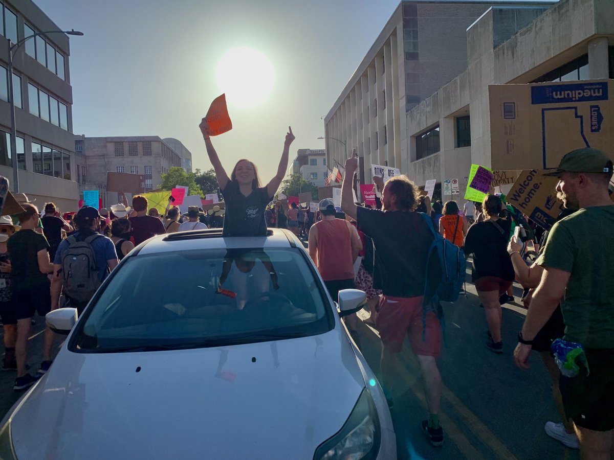 THE_S3NN4's tweet photo. Heavy duty shoutout to the girl who got stuck in the crowd at the #austinprotests and made it work!! This image will live in my head forever. You are a badass.
#DOSOMETHING #TheirBodyTheirChoice #Liberatetheirbodies https://t.co/AskR9l248A