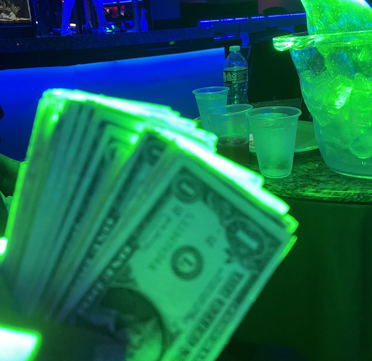 lamolechida's tweet photo. 50 dólares en puros de a dólar se ven como mucho dinero jejeje así me los dio el cajero que chistoso verdad https://t.co/3ltAXYBAJY