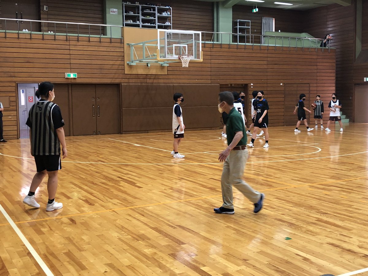 RCMS_basketball's tweet photo. 本日は湯浅先生に審判実習を行なって頂いています！
練習試合を使って審判経験を積める貴重な経験を積んでいます！ https://t.co/73bN5lJgR2