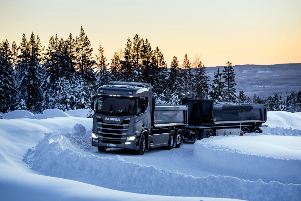 scaniajp's tweet photo. 蒸し暑い季節になりましたね。
スウェーデンの冬景色を３日連続ポストしますので、少しでも涼しくなって頂けましたら幸いです。DAY02 （写真は欧州仕様車です）
#COOLTRUCK #節電 #SCANIA #スカニア https://t.co/E7ABnax4jp