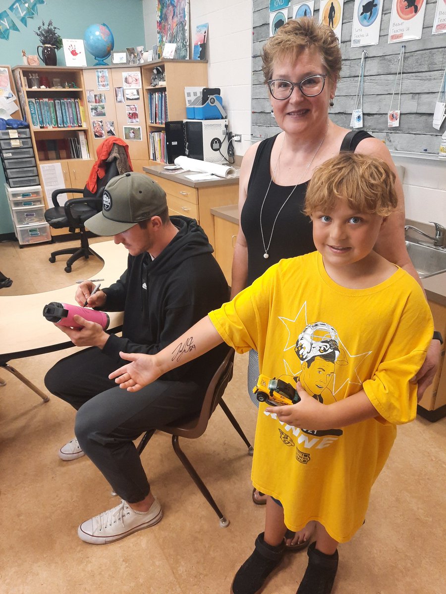 MarkKosior's tweet photo. Lucky to have @Tanner_Jeannot signing autographs today at school. My son with Tanner and his mom, then had some of her famous cheesecake for dessert tonight. @cmace30 @WillyD1025 @Skillsy75 https://t.co/C2wYvMsDvF