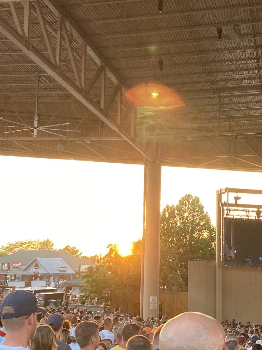 concertvids34's tweet photo. It’s 9pm the suns still out it’s blowing my mind #dmb #graceisgone #fareasterntimezone https://t.co/a3oA6cLB6Q
