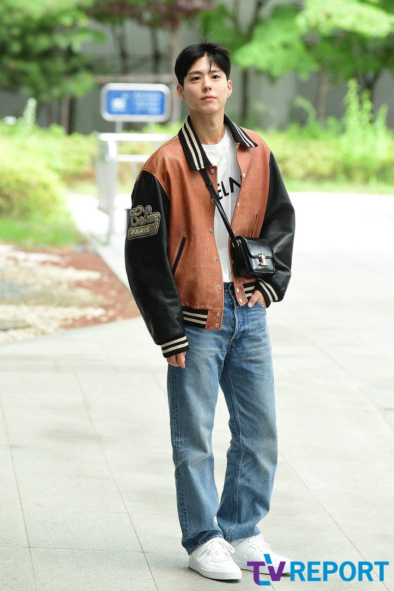 PankGelo's tweet photo. กอมเป็นคนน่ารักมีน้ำใจแต่ไหนแต่ไร รู้ตั้งแต่ก่อนเดินมาแล้วว่าไม่ใช่ของตัวเอง หันไปเรียกแทแทแล้ว อ่ะไม่ได้ยิน เดี๋ยวไปเอามาให้น้องก็ได้ พอไปรับมีการเชคด้วยนะว่า ชิ้นไหนต้องให้ใคร มีถาม for who? ไม่ต้องดราม่ากันน้า เพ��าะกอมเป็นแบบนี้ เราถึงรัก #LisaTaehyungBogumXCeline #parkbogum https://t.co/rdAJSWXIya