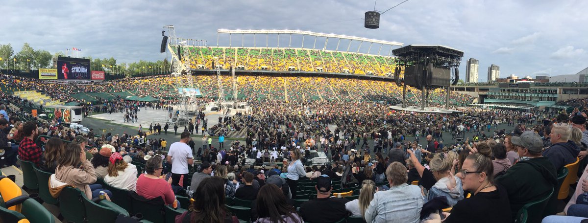 GarryWilson97's tweet photo. Stadium is filling Sun is shining ⁦@garthbrooks⁩ #garthinedmonton #stadiumtour #onlycanadianstop https://t.co/GUvxBHS3ub