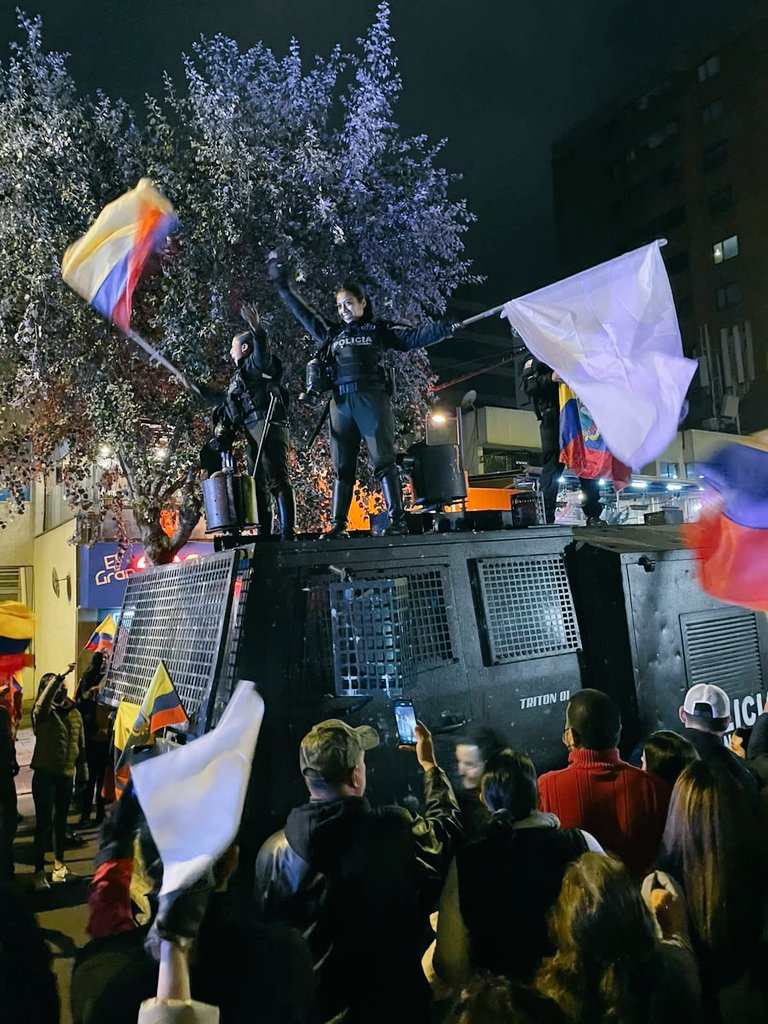 OlmedoVive's tweet photo. Que buena foto, que me le acabo de "llevar" a @ExpofloresEc (dueños de la imagen)
Las expresiones corporales, faciales de las señoritas de la Policía son de locos ♥️♥️ https://t.co/DXrj3dBunH