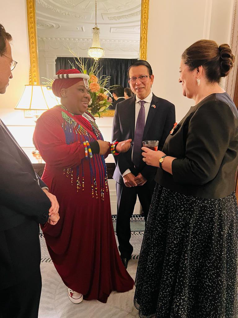 RSAHC_NZ's tweet photo. #matariki2022 , a warm , inviting and building korero between @GovGeneralNZ Dame Cindy Kiro and South African High Commissioner @vuyiswatulelo @DIRCO_ZA @DunlopBennett https://t.co/5cA9EsANy9