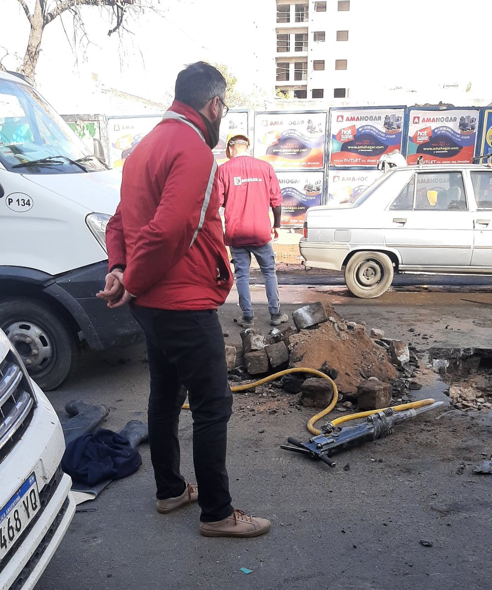 AmelottiJose's tweet photo. En la mañana me hice presente en Calle Fray M Esquiú casi llegando Calle Oncativo por reparación de un caño roto de @AguasCordobesas.
#CVGeneralPaz #JuntosPorGeneralPaz #JuntosTenemosFuturo https://t.co/ynzIsV12aL