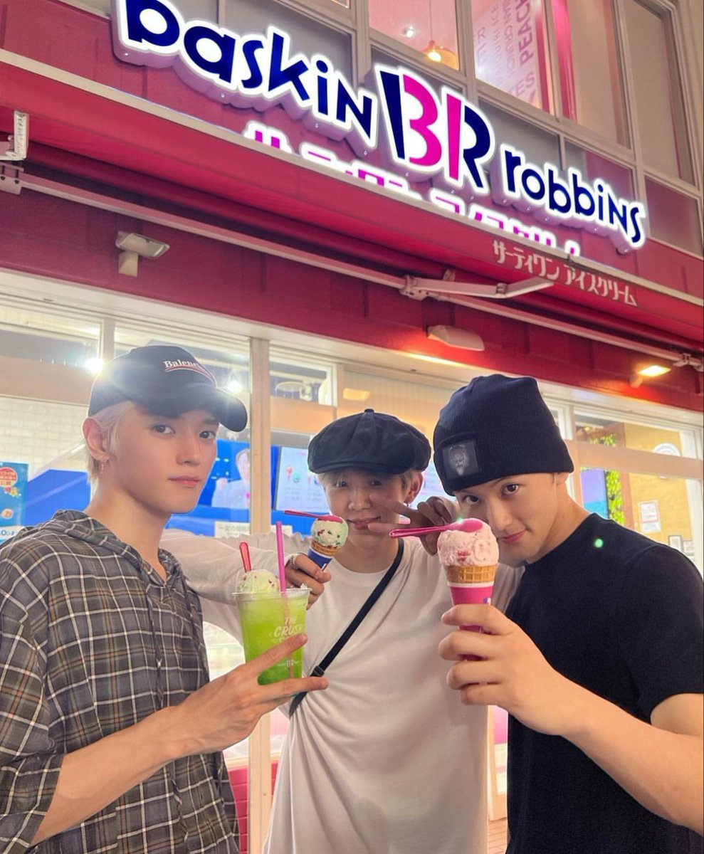 พี่กับพี่นัดพาเหิมเกริมไปกินขนมด้วยค้าบ เราไปปรึกษาเรื่องธุรกิจกัน