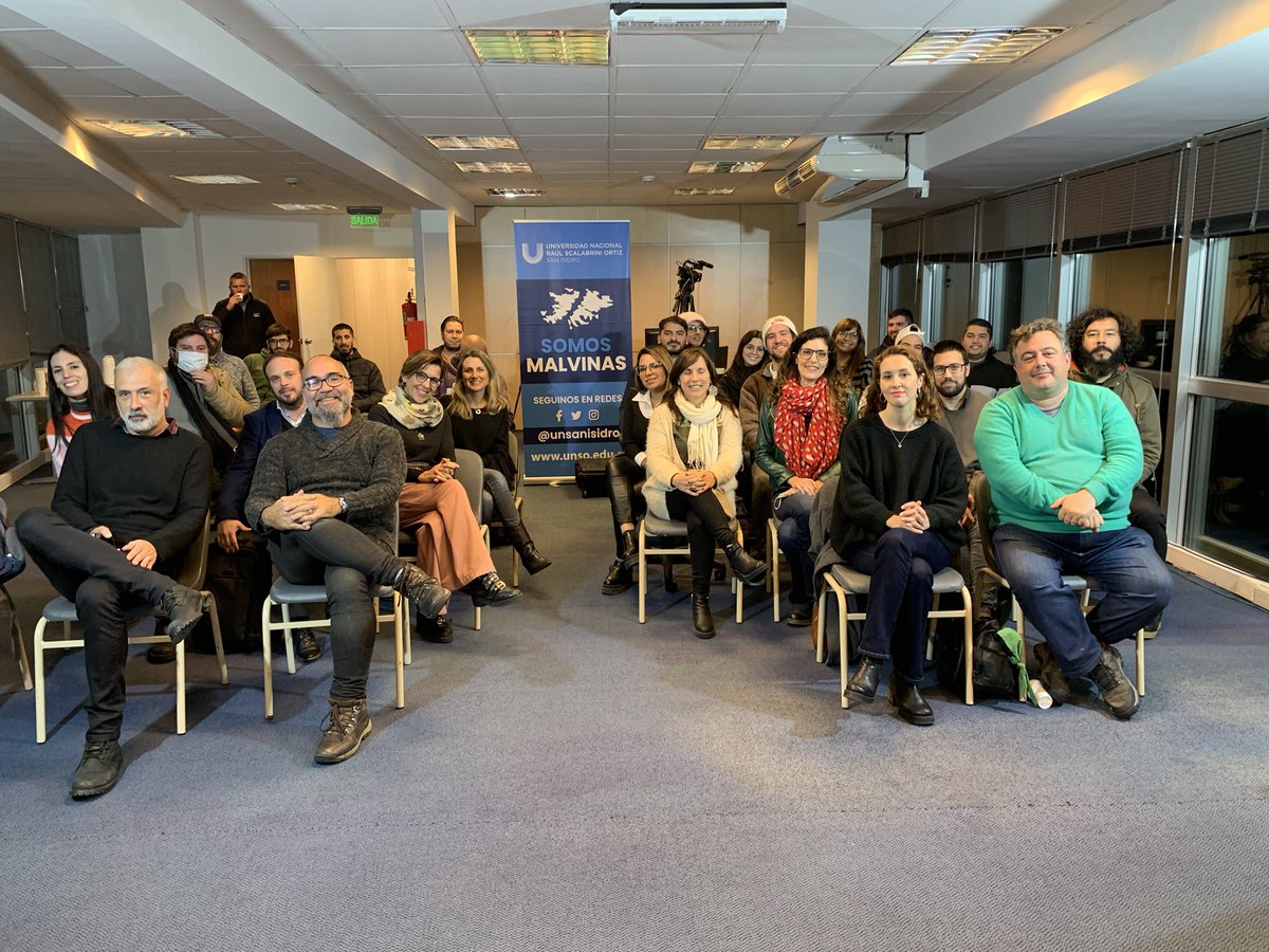 DoloresGandulfo's tweet photo. Gran tarde de viernes dialogando sobre las narrativas en torno a Malvinas y la construcción de soberanía simbólica desde los ámbitos universitarios y a través del arte. 
Si te perdiste el conversatorio o quieres volver a verlo 👇
 https://t.co/VXT8UuoWpm https://t.co/B4qEiAvhKS