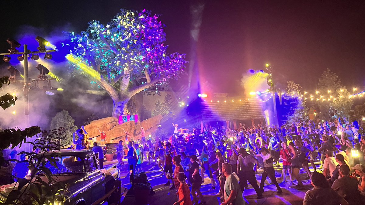 DollywoodP's tweet photo. The dance party at @Dollywood #SweetSummerNights is hopping’ https://t.co/uPnAg5MTMG