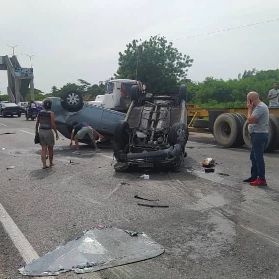 victoria1039fm's tweet photo. (05:04pm) >> En #Carabobo, ocurrió este aparatoso accidente entre dos vehículo que volcaron en la Autopista #PuertoCabello a la altura de la entrada de Boca del Lobo. Vía @Jacobo_Vidarte #InfoVial https://t.co/LT1OEzfvr4