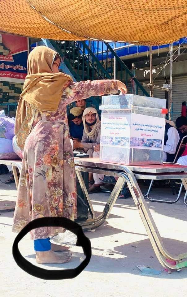 A poor Afghan girl is doing her best to help the victims of yesterday's #earthquake.
Much love 💖
#AfghanistanEarthquake