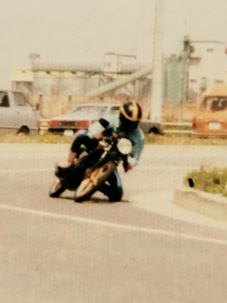 懐かしい写真出てきた。84'らしい。
この頃はタイヤサイズが前後とも2.50-18という細いタイヤでした💦
何のバイクだか解るかな？
50ccです。