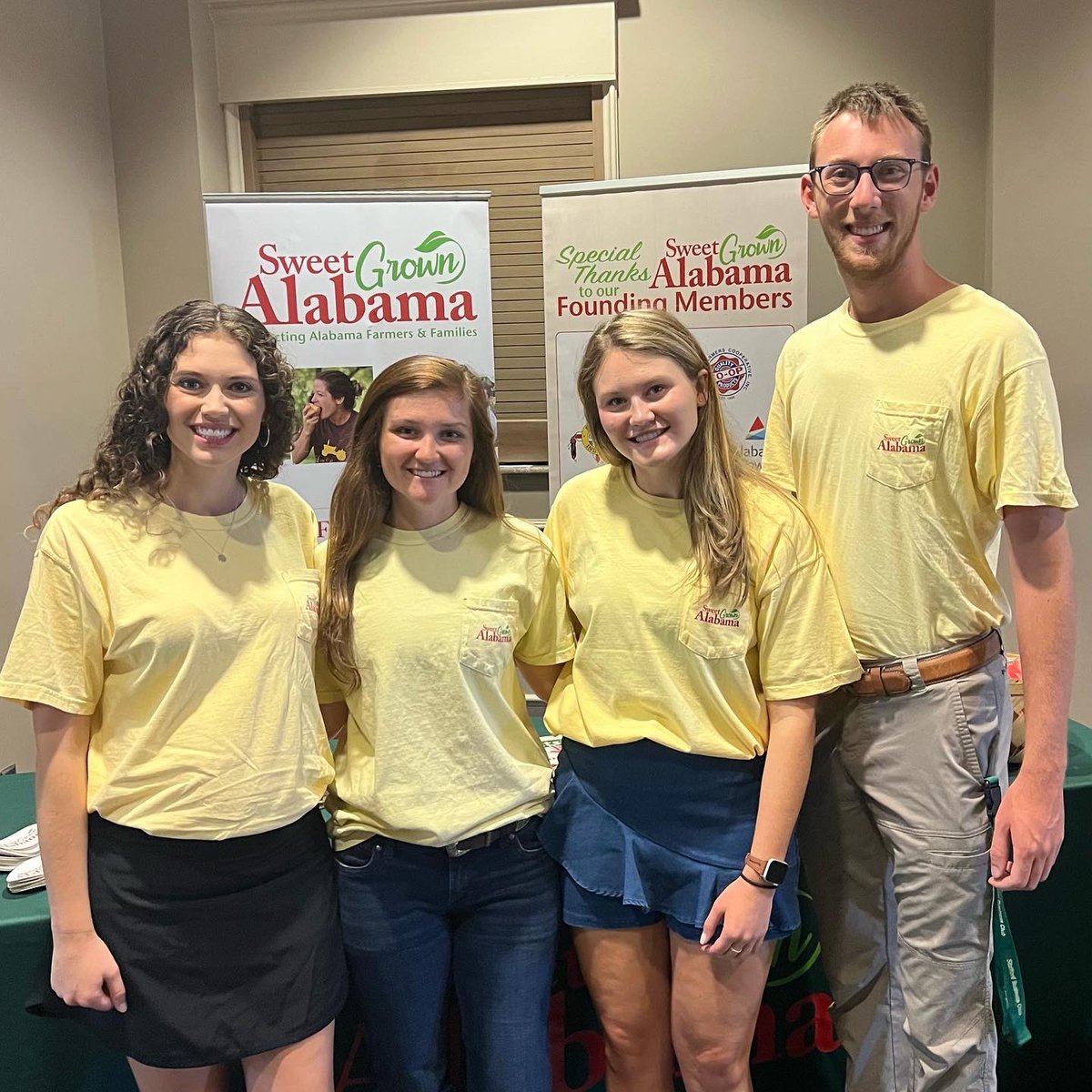 Sweet_Grown_AL's tweet photo. Big thanks to the Alabama Cattlemen’s Association, @AlabamaPoultry and @ALForestry for hosting the Sweet Grown Alabama crew at the Bainbridge Block Party today! Teachers, friends and community members enjoyed a pop-up farmers market, good food and agricultural education. https://t.co/9Rb6P9vOnE