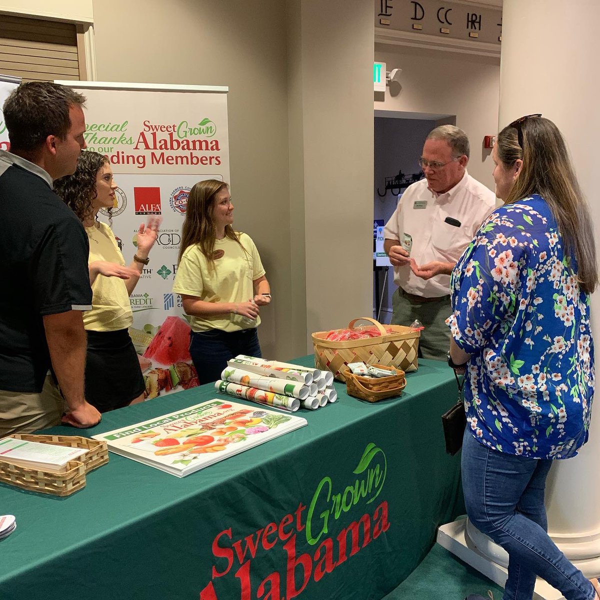 Sweet_Grown_AL's tweet photo. Big thanks to the Alabama Cattlemen’s Association, @AlabamaPoultry and @ALForestry for hosting the Sweet Grown Alabama crew at the Bainbridge Block Party today! Teachers, friends and community members enjoyed a pop-up farmers market, good food and agricultural education. https://t.co/9Rb6P9vOnE