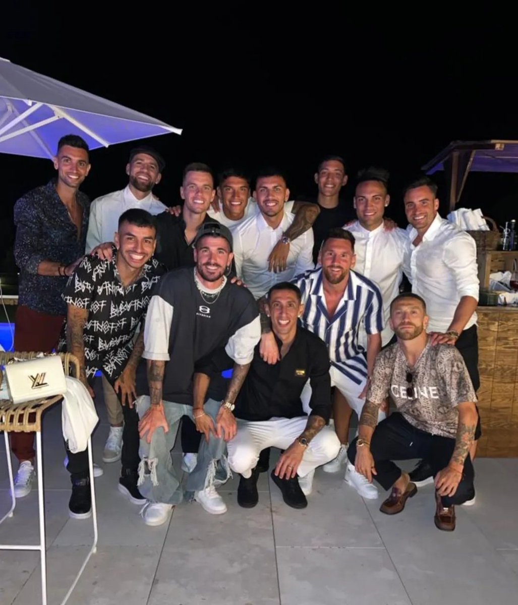 Messismo10's tweet photo. Estos si que le hicieron un buen regalo al capitán.. 🏆🏆 https://t.co/1qttnX8mH0