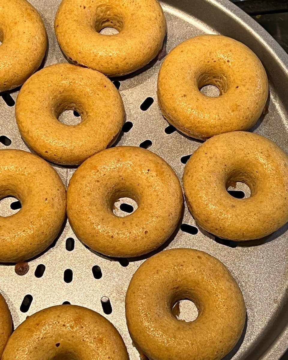nicolaruth1's tweet photo. #doughnuts you say? Oh go on then...these are #foodoptimised and are 3.25syns for 6 (plus hexb). I love creating @SlimmingWorld -friendly delights, and these just hit that sweet craving nicely 🍩🍩🍩 https://t.co/5wjU4kOsbu