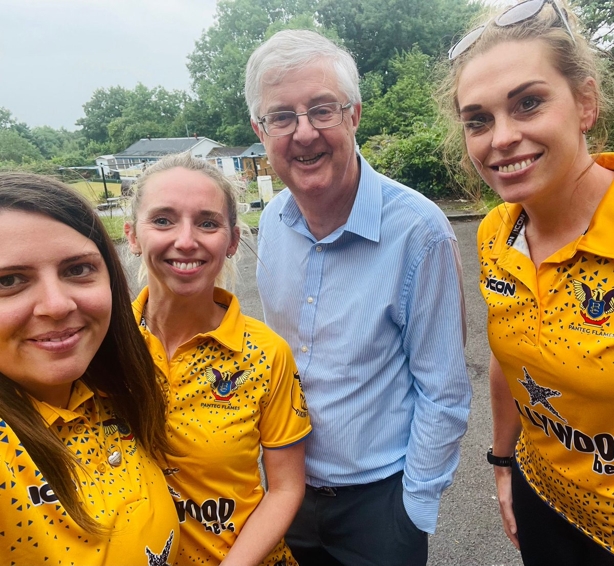 cathsmiff's tweet photo. Great to meet @MarkDrakeford at @pantegcricket @panteg tonight!
@pantegflames ladies cricket team would like to thank you for volunteering as our new mascot next season 🏏👍

#uptheteg #markdrakeford #panteg  #ladiescricket https://t.co/3n7BZ23qHy