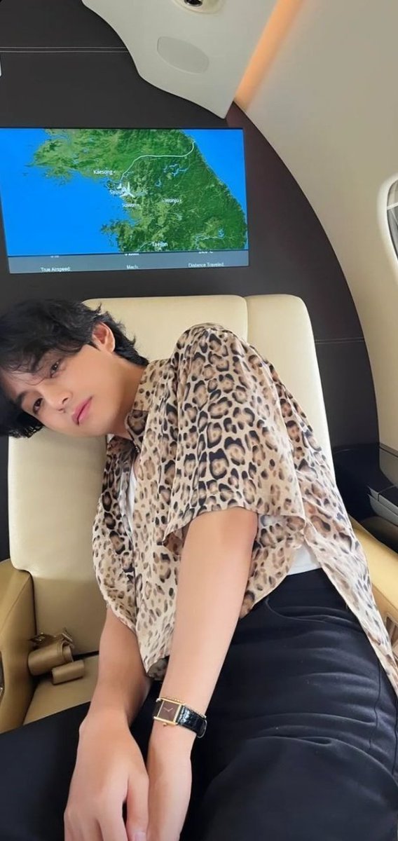 ahmdasahi's tweet photo. penasaran pas di pesawat pda beriteraksi ga ya? pada ngobrolin apa ya?🙊

BIENVENUE KIM TAEHYUNG
#TaehyungInParis
#LisaAimeParis 
#TaehyungxCelinePFW 
#LisaTaehyungBogumXCeline 
#LISAXCELINE https://t.co/TeQ1VP0NOG