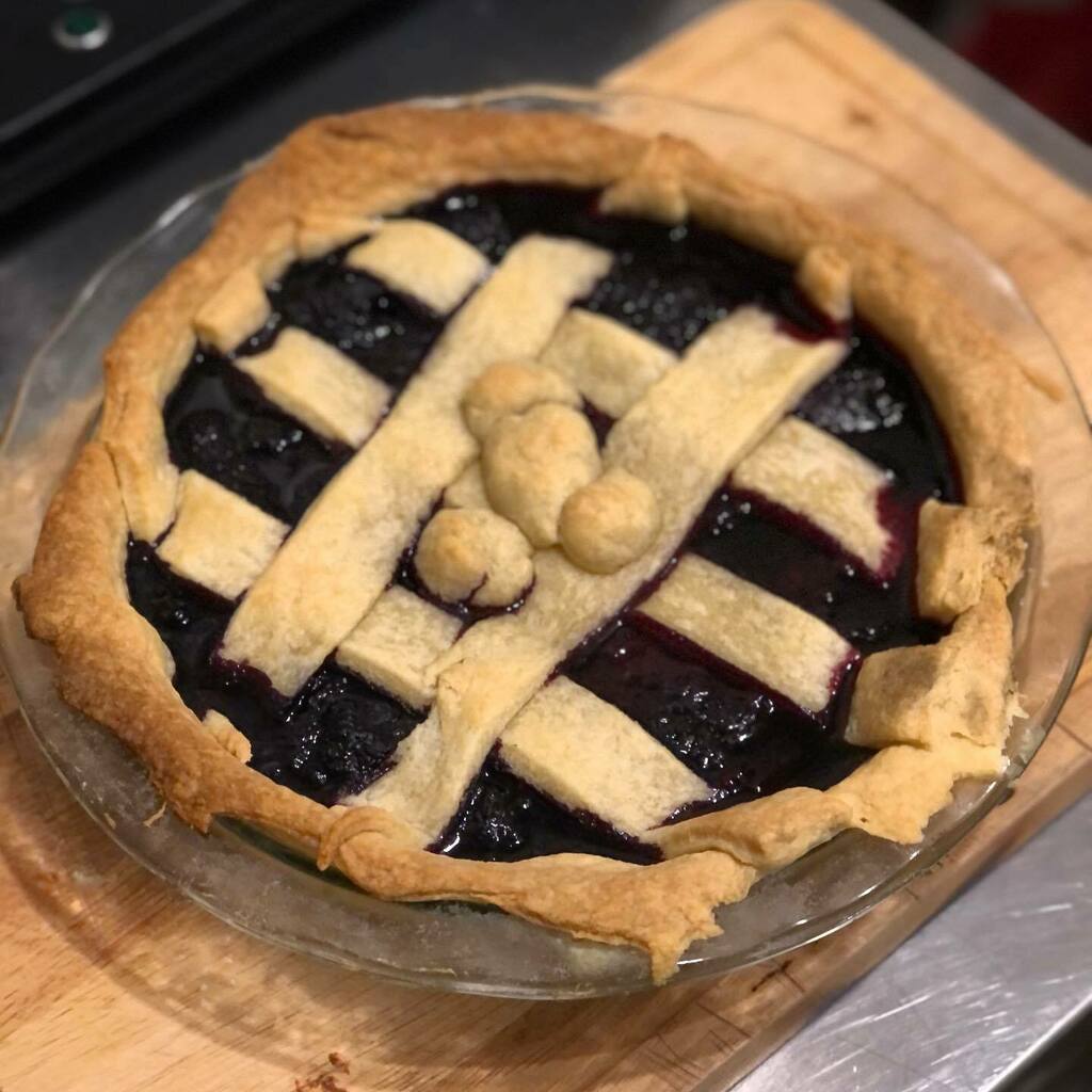 JSilkstone's tweet photo. Whipped up a ‘boysenberry’ pie in my wood fired oven. You can tell a boysenberry from other pies by its distinctive markings. #realmenbake https://t.co/5SsL71DqpH