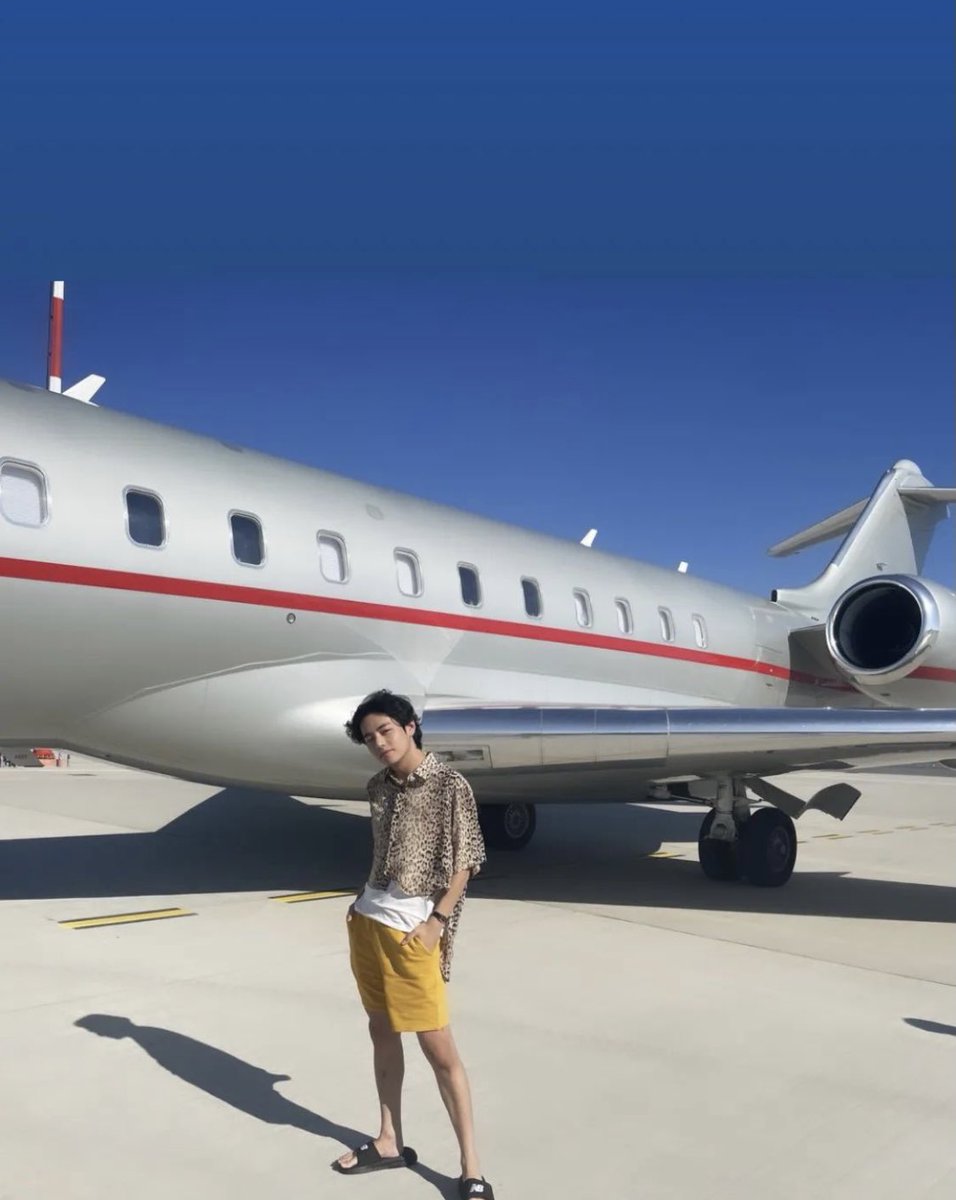 seomyoongi_'s tweet photo. It’s funny to think people are probably arguing about Taehyung and Lisa both going to Paris and being on the same plane when in reality they probably took each other’s pictures 💀 https://t.co/SLnJ5Df4iq