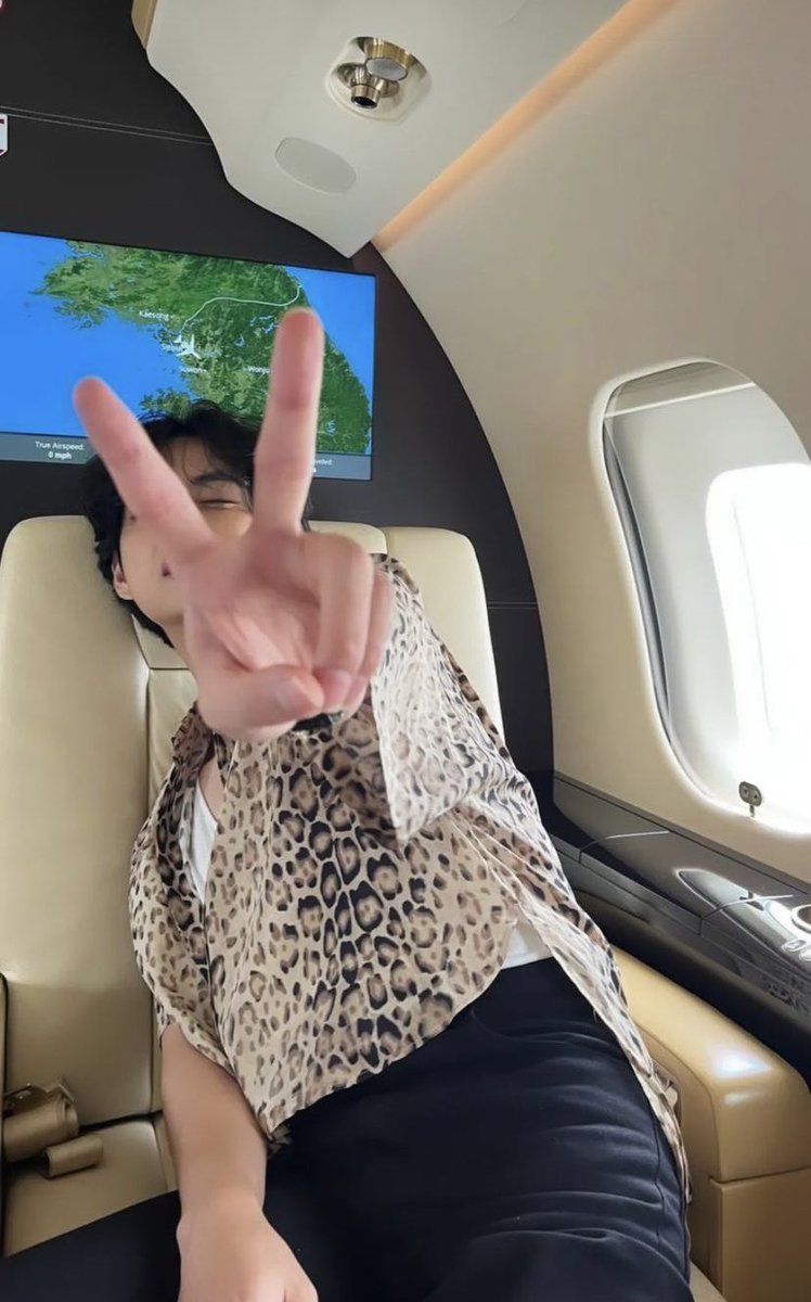 AnihoC's tweet photo. Okay, so they definitely flew together. I’m ded
#bts #btsv #TaehyungInParis #lisa #blackpink https://t.co/IVazCYr7NJ