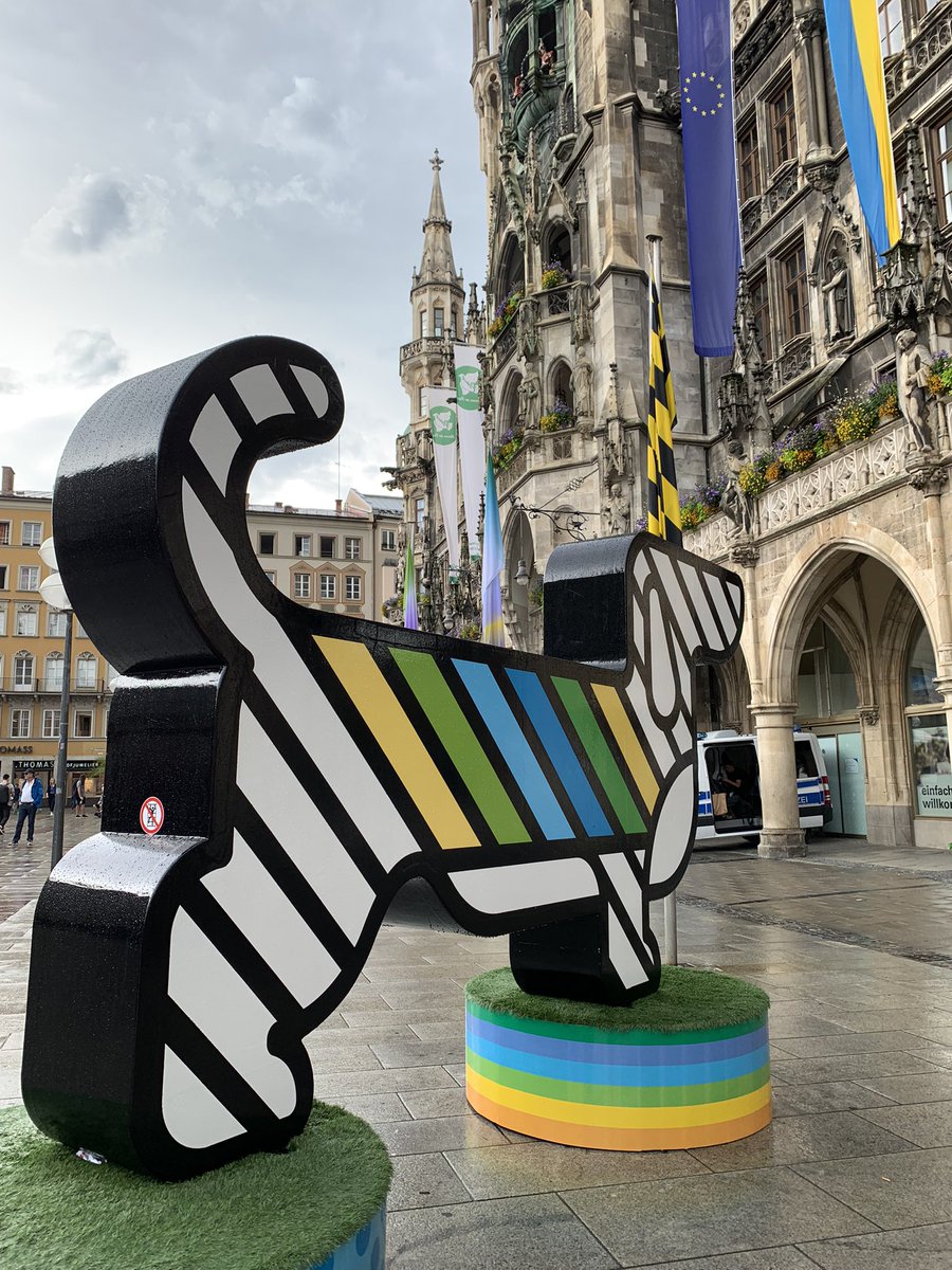 cazz_e17's tweet photo. Waldi, mascot of the 1972 Munich Olympics, outside the city’s Rathaus today. https://t.co/UAQYEI5grZ