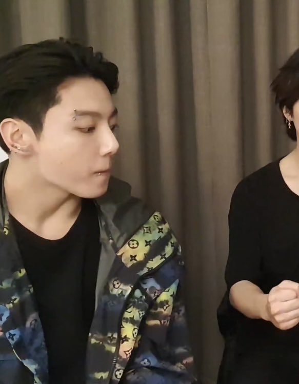 archiveofkookv's tweet photo. Jungkook I GOT YOU!! https://t.co/3khyBGNUkE