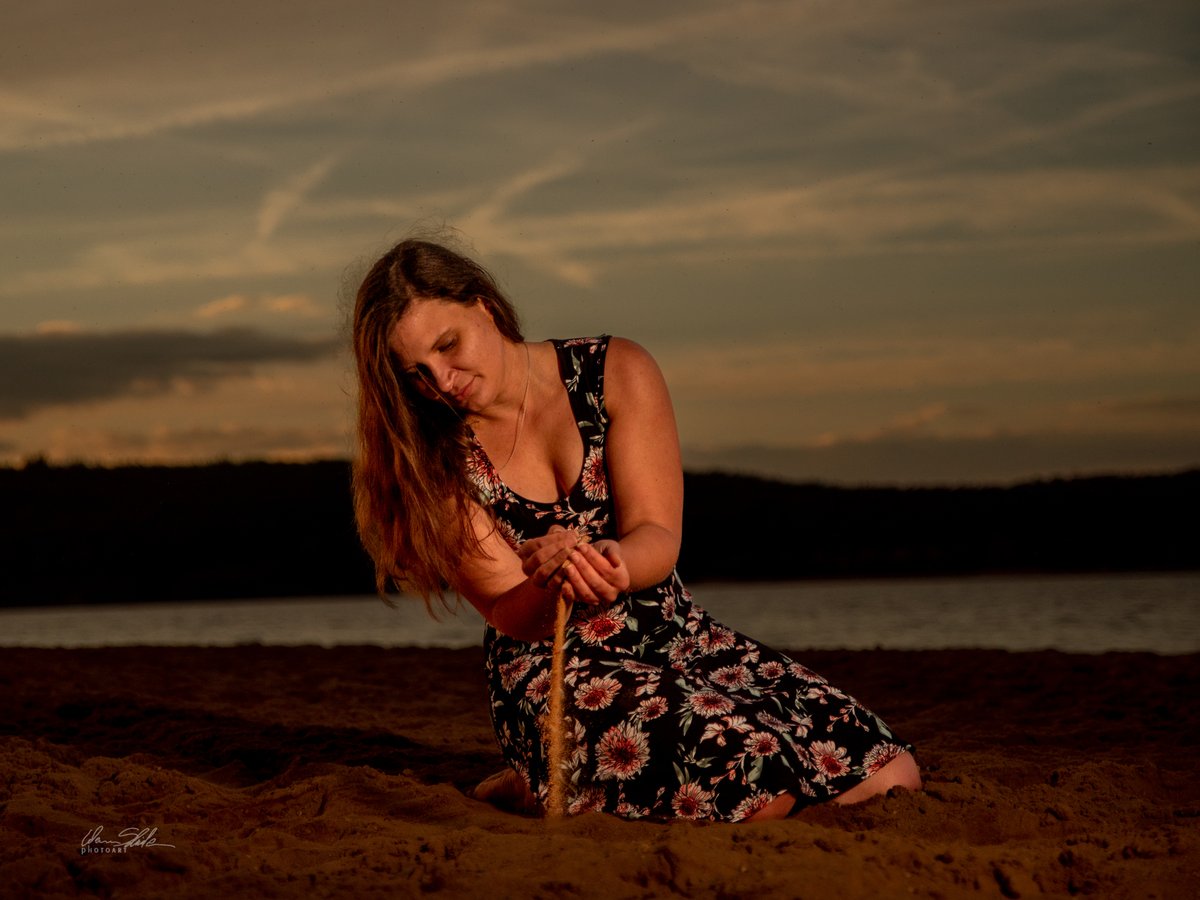 fotowerni's tweet photo. Träumen.....
#hobbymodel #photooftheday #sunsetshooting #model #SummerVibes #summerdress #beachgirl #beachvibes #fotowerni https://t.co/FzWfw2uwv3