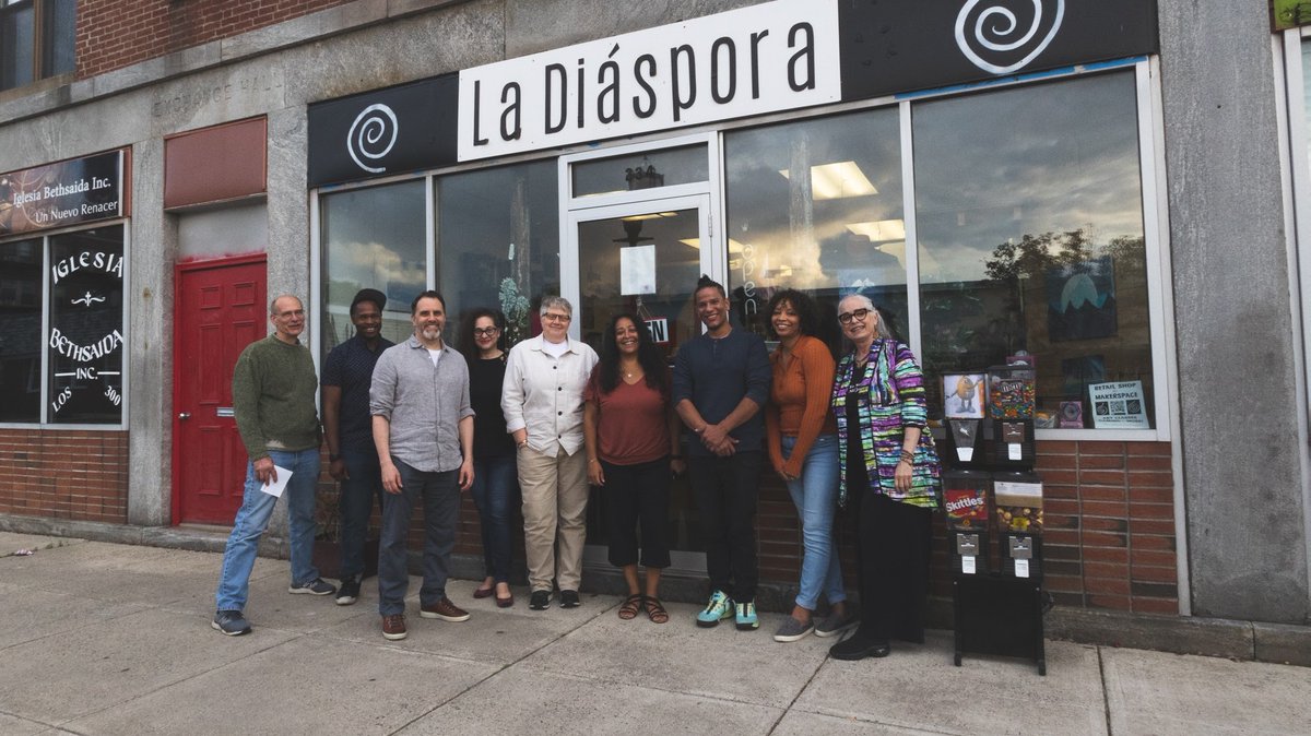CFWM413's tweet photo. Yesterday, #ValleyCreates artist grantees and community advisors gathered at @La_Diaspora_chic to be in union together, share a meal, their professional journeys, and discuss what else is needed in our local arts community. #localartscene #artistgathering #creativesnetwork https://t.co/xZCt2nLxdA