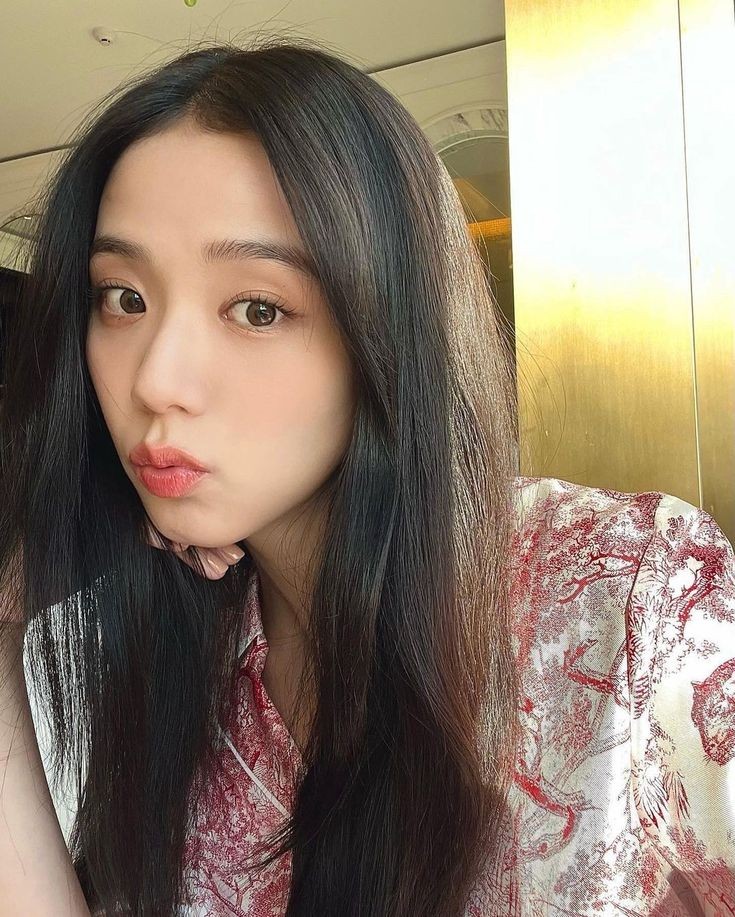 jisoodinamicas's tweet photo. this or that https://t.co/5ZNEFE70LK