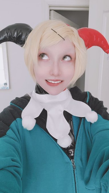 I cant emotionally process the news today. Instead, i manically cut this cheap wig I found. Hey lookit<a href="/tag/selfportrait"class="tags"><span>#selfportrait</span></a><a href="/tag/tabletopgames"class="tags"><span>#tabletopgames</span></a><a href="/tag/ttrpg"class="tags"><span>#ttrpg</span></a>