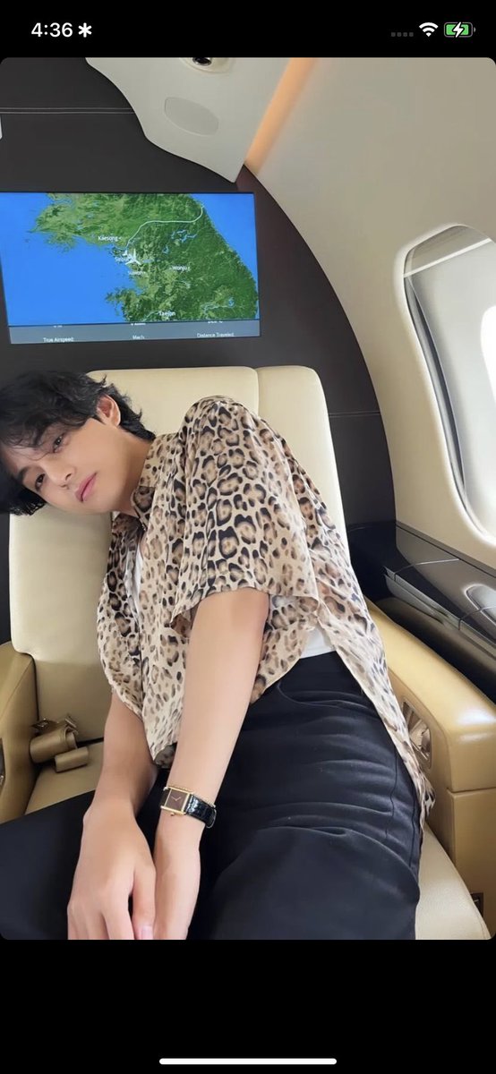 STUNNAK__'s tweet photo. taehyung just doing something to me rn 🤭 https://t.co/YY8n4bF24B